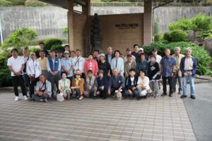 ホテル前で記念撮影