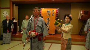 滝沢隊長は「うるわしい里娘」から山吹を差し出され‥