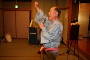 山口顧問にあわせて「エイエイオー」