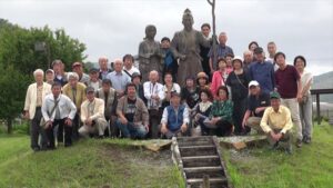 蛭ケ島公園の伊豆に流された頼朝・政子像の前で